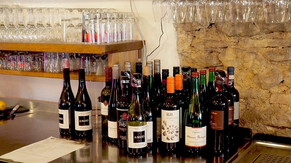 Die 'Allzweckwaffen': die beliebtesten Weine stehen direkt hinter dem Tresen bereit.