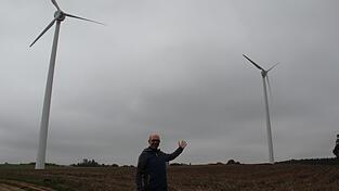Markus Gruber zwischen den beiden Windrädern 