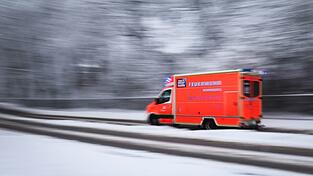 Wegen der eisigen Temperaturen musste die Feuerwehr die Passagiere zu einer Rastst&auml;tte bringen. (Symbolbild)