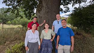 Julia Schruff (vorne, l. nach r.) , Elke Salzinger, Heinrich Stetterm, Thomas Mißlbeck (hinten, l. nach r.) und Marian Kaiser sind Mitglieder der Bürgerinitiative. Sie wollen das Gelände nicht der spanischen Firma Ignis Energy überlassen. Julia Schruff (vorne, l. nach r.) , Elke Salzinger, Heinrich Stetterm, Thomas Mißlbeck (hinten, l. nach r.) und Marian Kaiser sind Mitglieder der Bürgerinitiative. Sie wollen das Gelände nicht der spanischen Firma Ignis Energy überlassen.