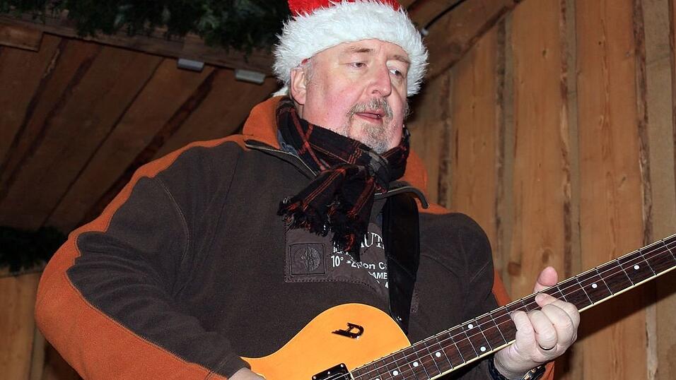 Der idyllische Christkindlmarkt in der Freyung in Landshut zählt zu den schönsten Christkindlmärkten Bayerns. Bei eisigen Temperaturen ist dort insbesondere die Glühwein-Alm natürlich heiß begehrt. Der idyllische Christkindlmarkt in der Freyung in Landshut zählt zu den schönsten Christkindlmärkten Bayerns. Bei eisigen Temperaturen ist dort insbesondere die Glühwein-Alm natürlich heiß begehrt.