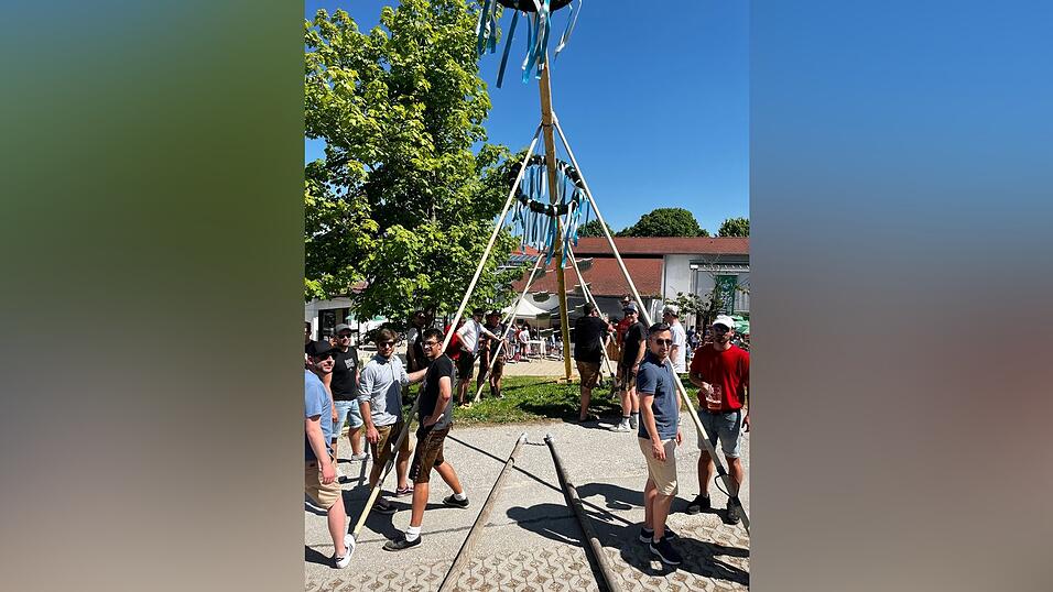 Die Hoberfoidtreiber stellen ihren Maibaum in Altfraunhofen auf Die Hoberfoidtreiber stellen ihren Maibaum in Altfraunhofen auf