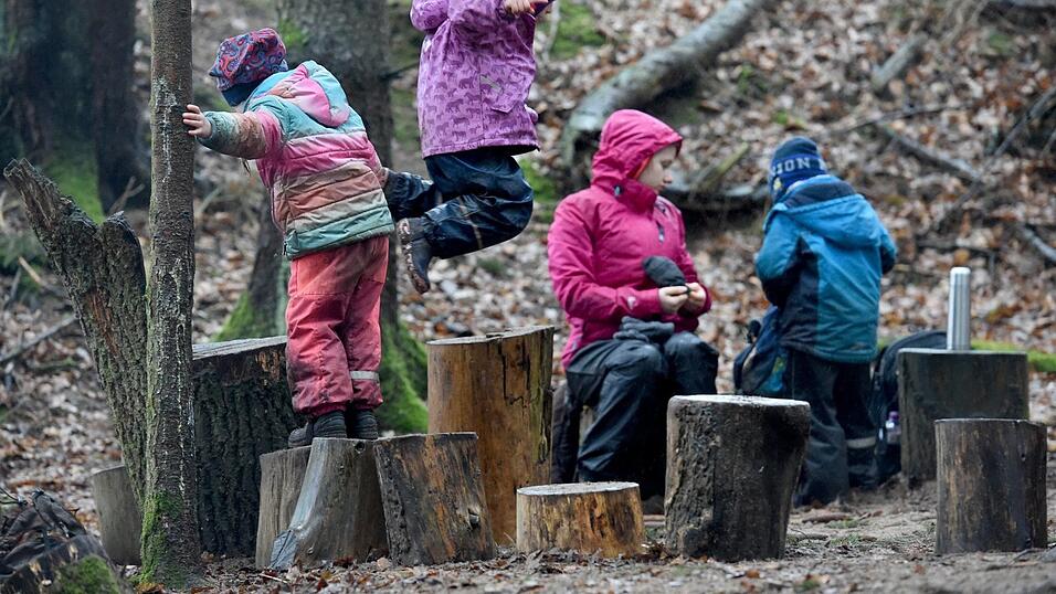 Kinder, die in einen Waldkindergarten gehen, spielen sommers wie winters draußen. Kinder, die in einen Waldkindergarten gehen, spielen sommers wie winters draußen.