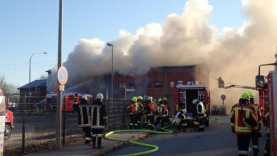 Feuerwehreinsatz in Altdorf: Dort ist am Dienstag in einer Lackiererei im Sonnenring ein Brand ausgebrochen.