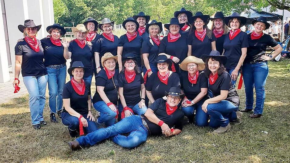 Die Line Dance-Gruppe 'Silver Roses' tritt bei verschiedenen Veranstaltungen auf, zum Beispiel beim Sommerfest der Barmherzigen Br&uuml;der in Straubing.