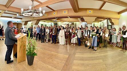 „Ich finde das großartig, was ihr da auf die Beine stellt!“: Staatsminister Bernreiter bei seiner Rede Samstagnacht im Rathaus-Saal.