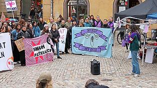 Bei der Kundgebung auf dem Rathausplatz kritisiert Aktivistin „Miri“ die Gehsteigbelästigung vor Kliniken. Frauen müssten Kliniken aufsuchen können, ohne Angst haben zu müssen, sagt die Aktivistin.