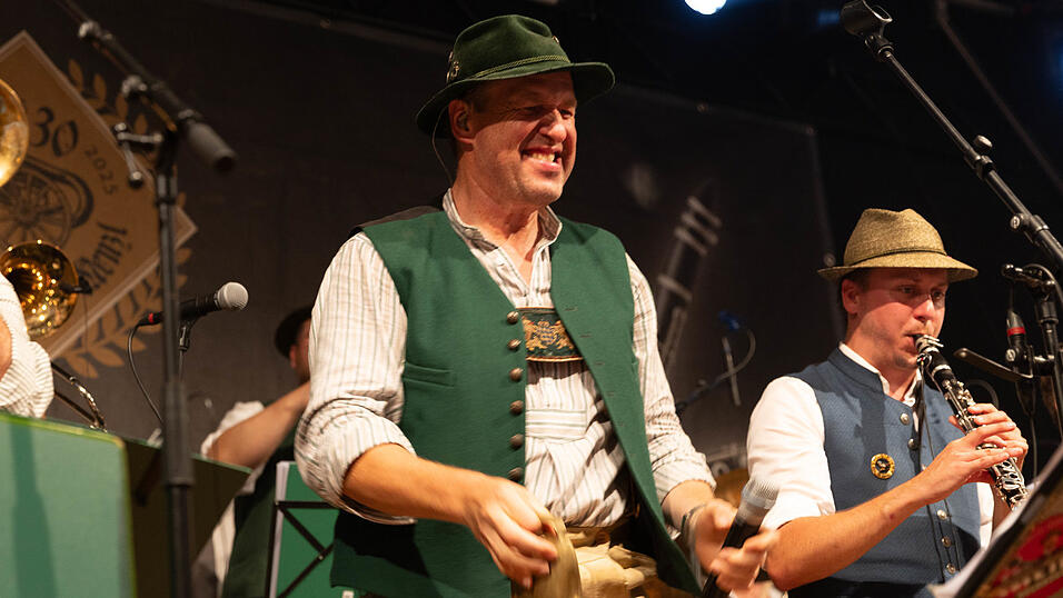 Als die Kapelle Josef Menzl am Montag, 10. August, im Festzelt Weckmann aufspielte, war die Stimmung ausgelassen. Als die Kapelle Josef Menzl am Montag, 10. August, im Festzelt Weckmann aufspielte, war die Stimmung ausgelassen.
