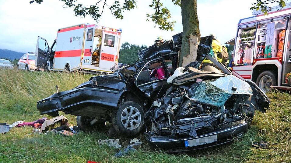 Bei Ast/Waldm&uuml;nchen ist am Mittwochabend eine 56-J&auml;hriger bei einem Verkehrsunfall gestorben.