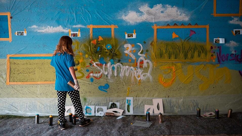 Die restliche Fl&auml;che wurde mit einer Folie verh&auml;ngt. So konnten die Jugendlichen auch ihre Namen unter den jeweiligen Abschnitt schreiben.
