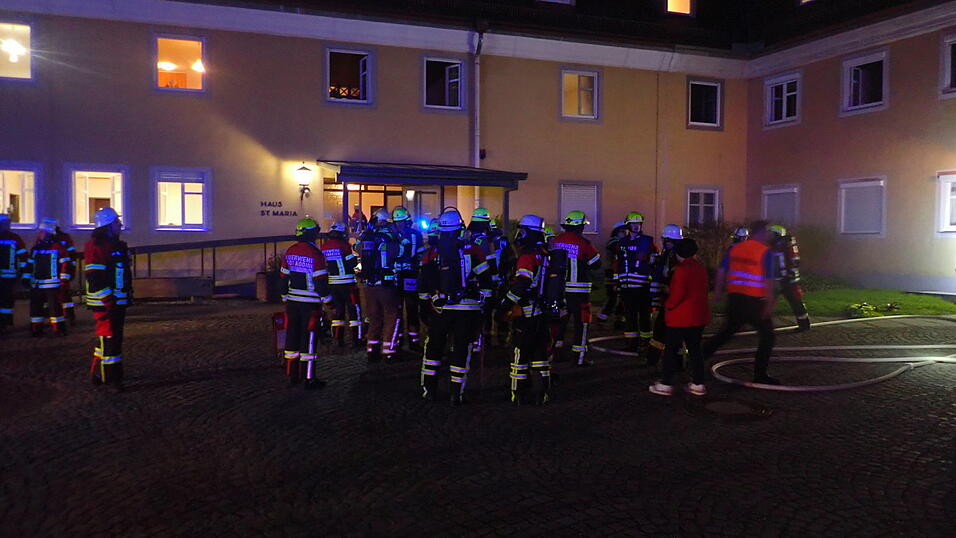 Bei einem Brand im Seniorenheim in Strahlfeld wurden neun Bewohner und ein Feuerwehrler verletzt. 