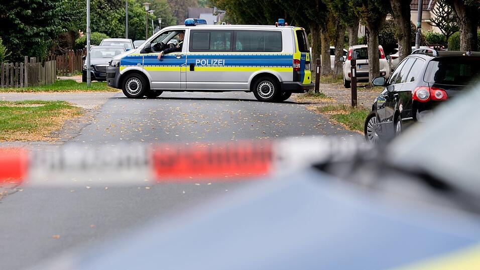 Die Polizei sicherte nach der Tat in dem Wohnhaus Spuren.