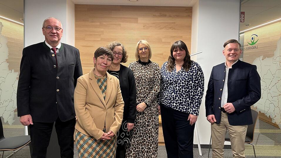 Auf 40 Jahre Kulturreferat blicken (von links): Landrat Franz L&ouml;ffler, Dr. B&auml;rbel Kleindorfer-Marx, Maria-Luise Segl, Birgit Besold, Karin Hirschberger und Dr. Martin Schreiner zur&uuml;ck.