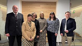 Auf 40 Jahre Kulturreferat blicken (von links): Landrat Franz L&ouml;ffler, Dr. B&auml;rbel Kleindorfer-Marx, Maria-Luise Segl, Birgit Besold, Karin Hirschberger und Dr. Martin Schreiner zur&uuml;ck.