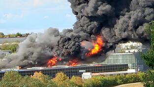 Das Feuer brach am Nachmittag aus. Das Feuer brach am Nachmittag aus.