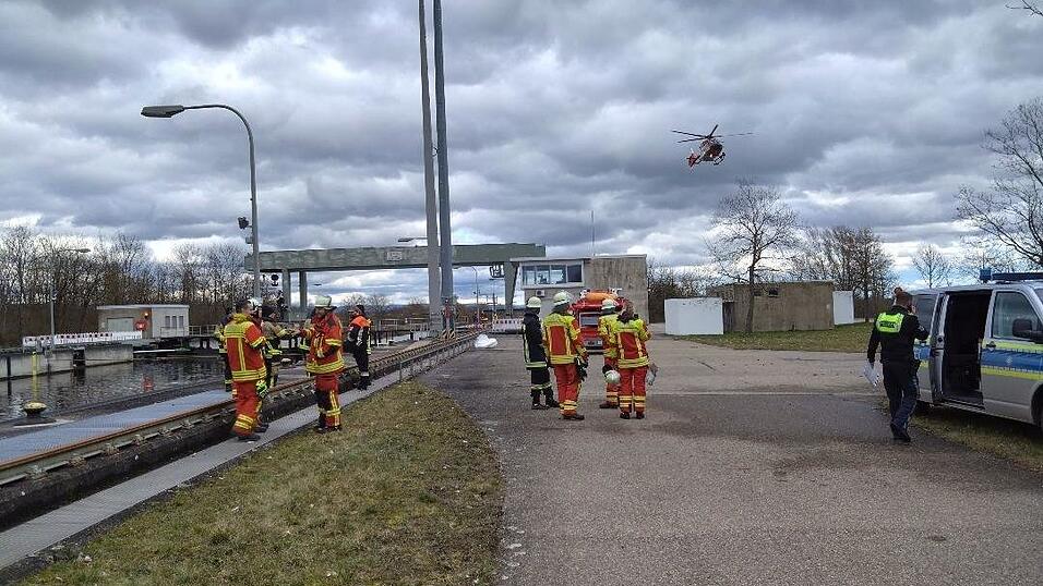 Auf der Donau bei Geisling ist am Freitagnachmittag ein Schiff untergegangen. Auf der Donau bei Geisling ist am Freitagnachmittag ein Schiff untergegangen.