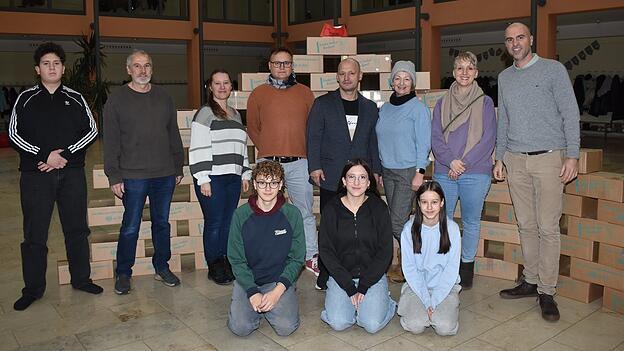 Einen Berg von 103 Paketen übergab Schulleiter Alex Schmid mit seinen Schülern an Elternbeiratsvorsitzenden Patrick Lehrhuber und dessen Mitstreiter.