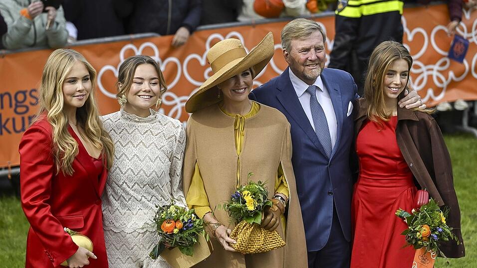 Prinzessin Amalia, Prinzessin Ariane, K&ouml;nigin M&aacute;xima, K&ouml;nig Willem-Alexander und Prinzessin Alexia (von links) posieren bei den Feierlichkeiten zum K&ouml;nigstag f&uuml;r ein Foto.