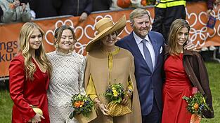Prinzessin Amalia, Prinzessin Ariane, K&ouml;nigin M&aacute;xima, K&ouml;nig Willem-Alexander und Prinzessin Alexia (von links) posieren bei den Feierlichkeiten zum K&ouml;nigstag f&uuml;r ein Foto.