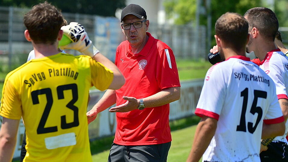 Plattlings Trainer Torsten Holm (in Rot) möchte die Erfolgsserie mit seinem Team im Auswärtsspiel beim TSV Waldkirchen fortsetzen. Plattlings Trainer Torsten Holm (in Rot) möchte die Erfolgsserie mit seinem Team im Auswärtsspiel beim TSV Waldkirchen fortsetzen.
