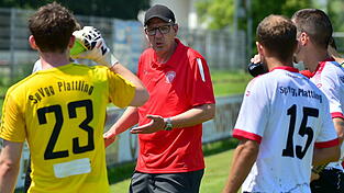 Plattlings Trainer Torsten Holm (in Rot) möchte die Erfolgsserie mit seinem Team im Auswärtsspiel beim TSV Waldkirchen fortsetzen. Plattlings Trainer Torsten Holm (in Rot) möchte die Erfolgsserie mit seinem Team im Auswärtsspiel beim TSV Waldkirchen fortsetzen.