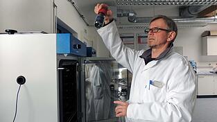 Prof. Brotsack &uuml;berpr&uuml;ft die Vitalit&auml;t von kultivierten Mikroorganismen.