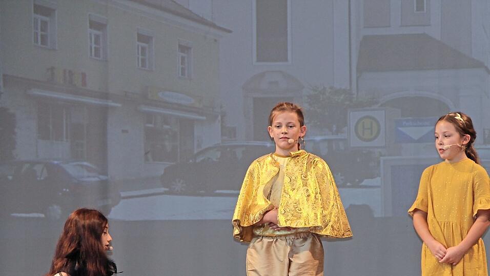 Der Uttenschwalb (l.) ist sich sicher: Er hätte auch ein Denkmal verdient. Immerhin würde es ohne ihn Landau gar nicht geben. Der Uttenschwalb (l.) ist sich sicher: Er hätte auch ein Denkmal verdient. Immerhin würde es ohne ihn Landau gar nicht geben.