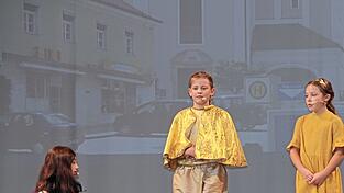 Der Uttenschwalb (l.) ist sich sicher: Er h&auml;tte auch ein Denkmal verdient. Immerhin w&uuml;rde es ohne ihn Landau gar nicht geben.