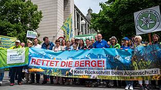 Bürger nehmen am Mittwoch zum Start der Petition „Rettet die Berge - kein Rückschritt beim Alpenschutz“ an einer Protestaktion gegen das sogenannte dritte Modernisierungsgesetz vor der Bayerischen Staatskanzlei teil. Bürger nehmen am Mittwoch zum Start der Petition „Rettet die Berge - kein Rückschritt beim Alpenschutz“ an einer Protestaktion gegen das sogenannte dritte Modernisierungsgesetz vor der Bayerischen Staatskanzlei teil.