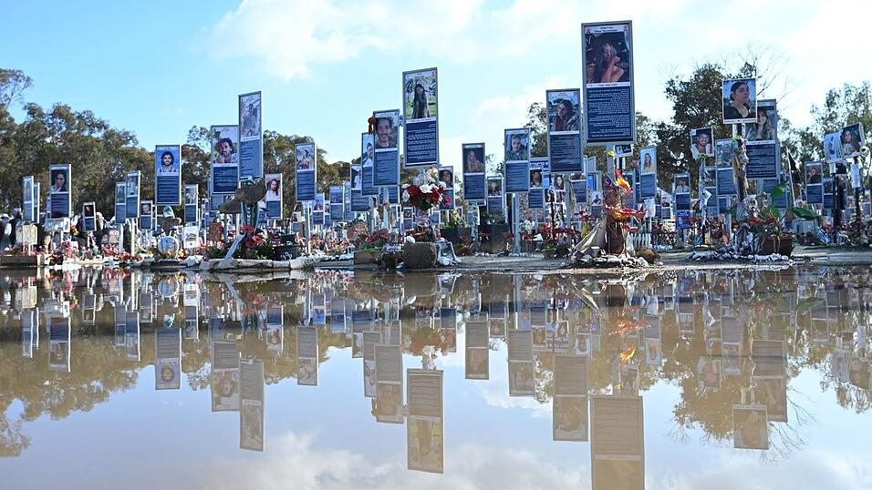 Gedenktafeln stehen auf dem Gel&auml;nde der Nova Festival Memorial Gedenkst&auml;tte. (Archivbild)