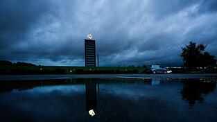 Dunkle Wolken &uuml;ber Wolfsburg: Der VW-Konzen hat 2025 einen drastischen Gewinneinbruch erlitten. (Archivbild)