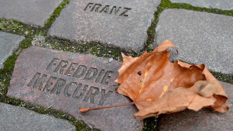 Der Name des britischen Musikers Freddie Mercury ist am 28. November 2014 auf einem Pflasterstein der Erinnerungsst&auml;tte 'Namen und Steine' vor der St.-Georgskirche in Hamburg zu sehen. Die St&auml;tte zeigt die Namen mehrerer Dutzend Aidsopfer.