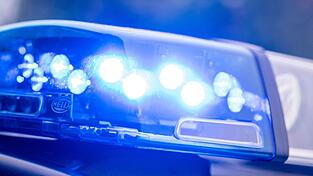 Auf dem Firmengelände einer Firma in Painten verletzte sich ein Arbeiter durch eine Stichflamme und erlitt Brandverletzungen. Auf dem Firmengelände einer Firma in Painten verletzte sich ein Arbeiter durch eine Stichflamme und erlitt Brandverletzungen.