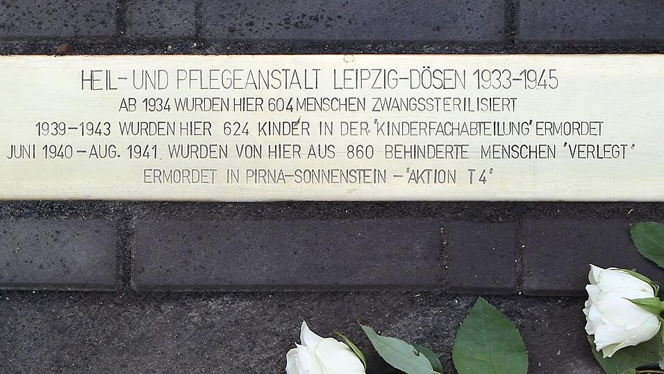 Mancherorts in Deutschland, wie hier in Leipzig, erinnern 'Stolperschwellen' an die Opfer. Mancherorts in Deutschland, wie hier in Leipzig, erinnern 'Stolperschwellen' an die Opfer.