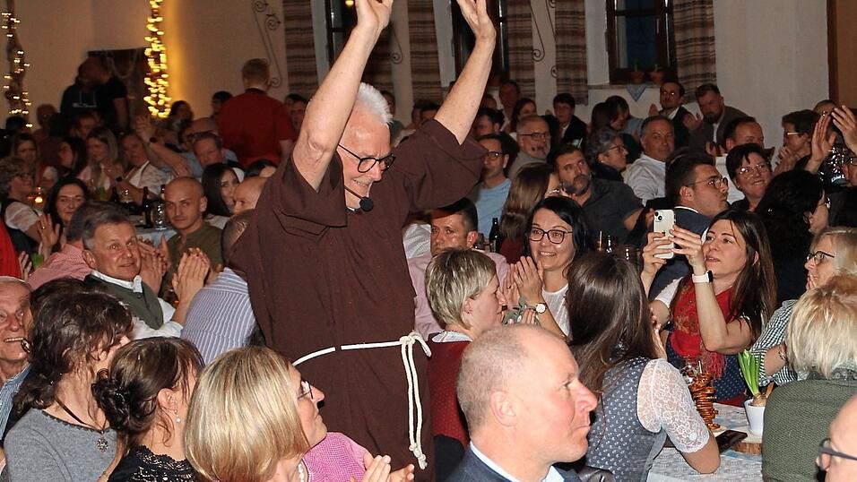 Fastenprediger Pater Reiner (Reiner Miedl) wurde von der Musikkapelle in den bis zum letzten Platz gefüllten Saal gespielt. Fastenprediger Pater Reiner (Reiner Miedl) wurde von der Musikkapelle in den bis zum letzten Platz gefüllten Saal gespielt.