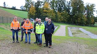 Vertreter der Kreiswerke, vom Planungsbüro und der beauftragten Baufirma präsentieren das neue Klärteichsystem bei der Hausmülldeponie Sengenbühl.