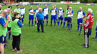 Nach ausf&uuml;hrlichen Informationen in Theorie und Geschichte von Walking-Football ging es unter der Leitung von Dr. Hugo Faul auf den gr&uuml;nen Rasen.