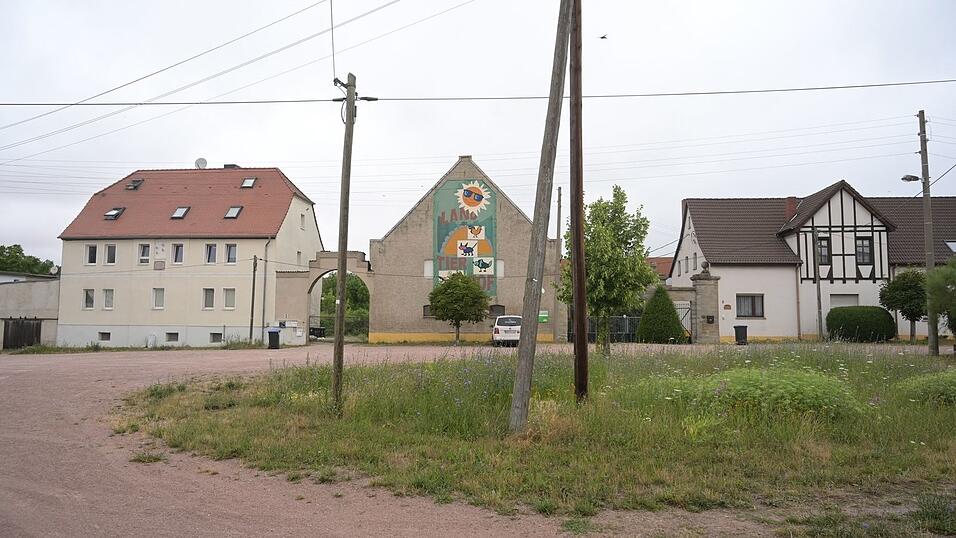 Das vier Jahre alte Mädchen war am Mittwochnachmittag von dem Familienhund im Ortsteil Drosa in der Gemeinde Osternienburger Land attackiert worden. Das vier Jahre alte Mädchen war am Mittwochnachmittag von dem Familienhund im Ortsteil Drosa in der Gemeinde Osternienburger Land attackiert worden.