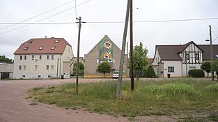 Das vier Jahre alte Mädchen war am Mittwochnachmittag von dem Familienhund im Ortsteil Drosa in der Gemeinde Osternienburger Land attackiert worden. Das vier Jahre alte Mädchen war am Mittwochnachmittag von dem Familienhund im Ortsteil Drosa in der Gemeinde Osternienburger Land attackiert worden.