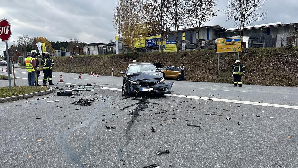 Beide Autofahrer kamen nach dem Unfall ins Krankenhaus. Beide Autofahrer kamen nach dem Unfall ins Krankenhaus.