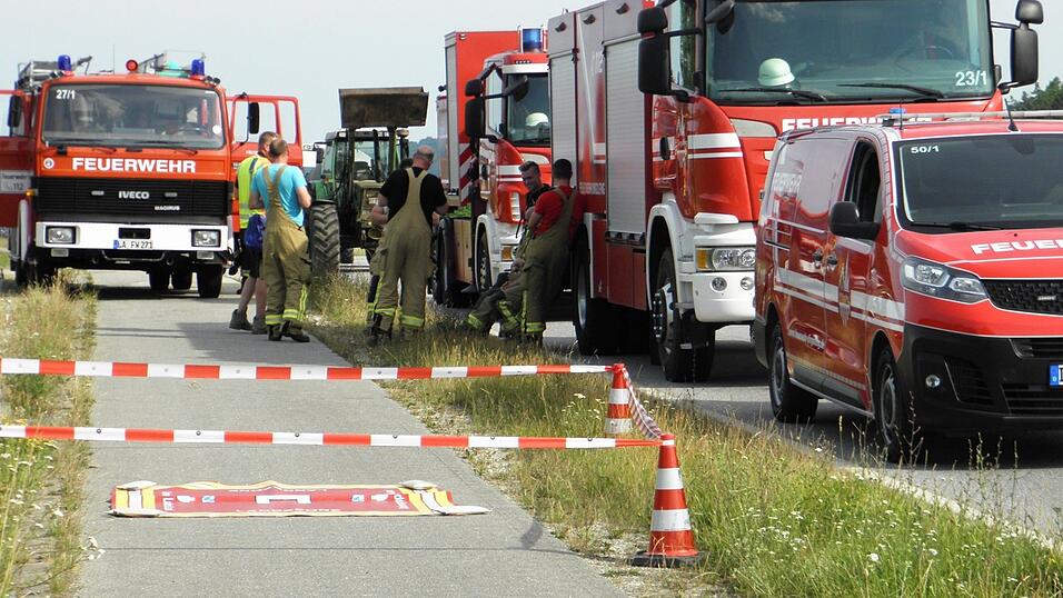 Bei Postau brannte am Samstag ein Mischwald. Es waren mehrere Feuerwehrkräfte im Einsatz.