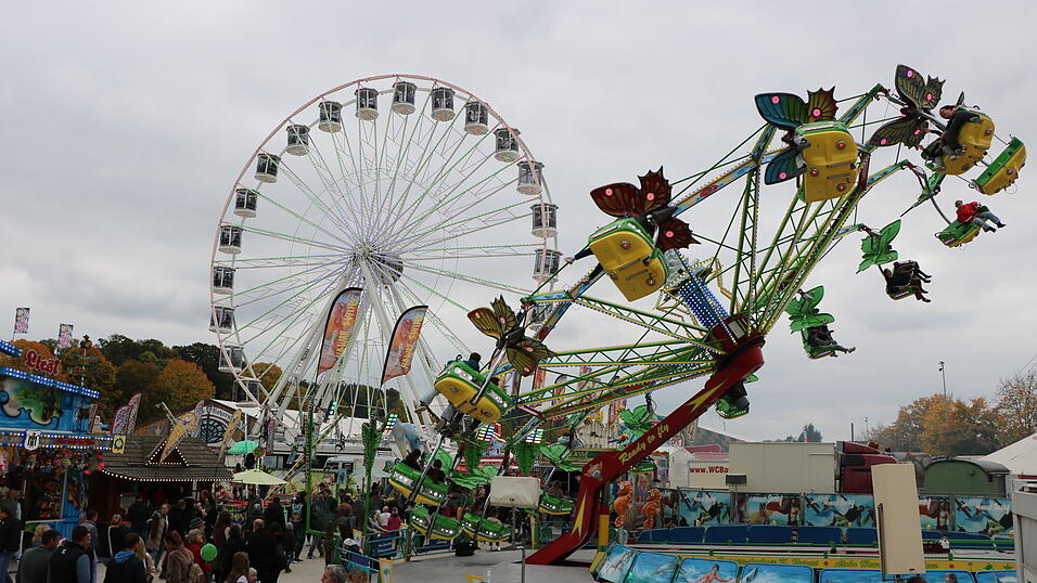 Der Vergnügungspark hat allerhand zu bieten. Am Montag kann man sich ein letztes Mal mit dem Riesenrad oder dem Hwaii Swing fahren.