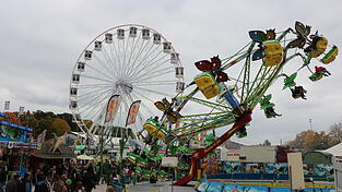 Der Vergnügungspark hat allerhand zu bieten. Am Montag kann man sich ein letztes Mal mit dem Riesenrad oder dem Hwaii Swing fahren.