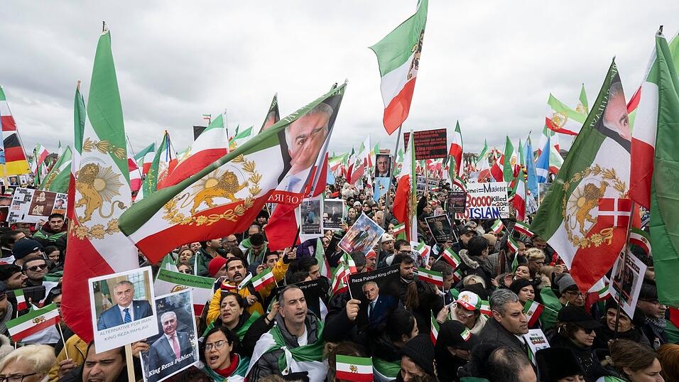 Eine Demonstration gegen Irans Führung in München sorgt für Spannungen. (Archivbild) Eine Demonstration gegen Irans Führung in München sorgt für Spannungen. (Archivbild)