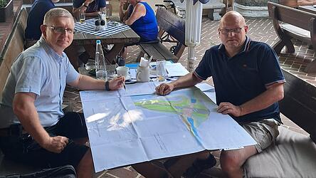 Die Stadträte Robert Kröll (l.) und Helmut Leberfinger diskutieren den Plan vom geplanten Schöpfwerk am Haardorfer Mühlbach. Die Stadträte Robert Kröll (l.) und Helmut Leberfinger diskutieren den Plan vom geplanten Schöpfwerk am Haardorfer Mühlbach.