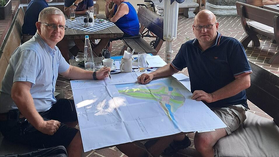 Die Stadträte Robert Kröll (l.) und Helmut Leberfinger diskutieren den Plan vom geplanten Schöpfwerk am Haardorfer Mühlbach. Die Stadträte Robert Kröll (l.) und Helmut Leberfinger diskutieren den Plan vom geplanten Schöpfwerk am Haardorfer Mühlbach.