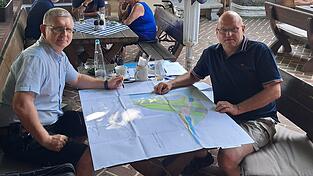 Die Stadträte Robert Kröll (l.) und Helmut Leberfinger diskutieren den Plan vom geplanten Schöpfwerk am Haardorfer Mühlbach. Die Stadträte Robert Kröll (l.) und Helmut Leberfinger diskutieren den Plan vom geplanten Schöpfwerk am Haardorfer Mühlbach.
