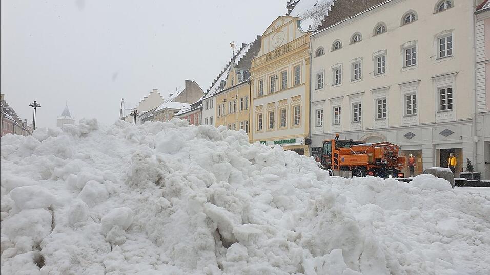 Am Dienstag schneit es heftig in weiten Teilen Bayerns, auch in Straubing. Am Dienstag schneit es heftig in weiten Teilen Bayerns, auch in Straubing.