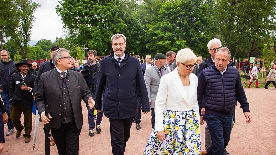 Durften am wohl wichtigsten Tag des Jahres 2025 für Furth nicht fehlen: Ministerpräsident Markus Söder (zweiter von links) und Umweltminister Thorsten Glauber (rechts) kommen zur Landesgartenschau-Eröffnung. Durften am wohl wichtigsten Tag des Jahres 2025 für Furth nicht fehlen: Ministerpräsident Markus Söder (zweiter von links) und Umweltminister Thorsten Glauber (rechts) kommen zur Landesgartenschau-Eröffnung.