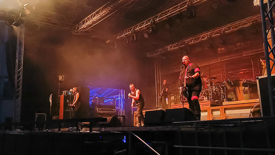 Die Rammstein-Coverband Stahlzeit begeisterte beim Campus Open Air Deggendorfer Fans. Die Rammstein-Coverband Stahlzeit begeisterte beim Campus Open Air Deggendorfer Fans.